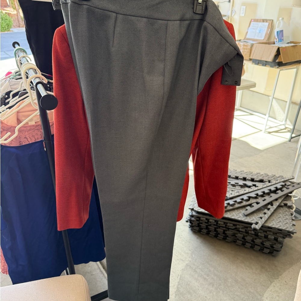 Tahari Women's Elegant pantsuit - Picture 3 of 4